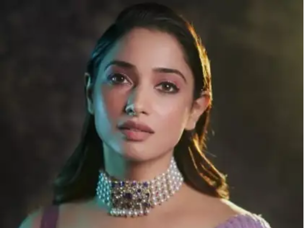 तमन्ना भाटिया का निडर फैशन: उनके सबसे साहसी, लाजवाब ब्लाउज़ लुक की एक यात्रा - Photo Gallery