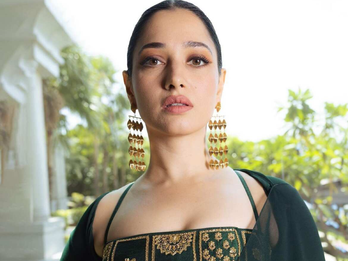 तमन्ना भाटिया का निडर फैशन: उनके सबसे साहसी, लाजवाब ब्लाउज़ लुक की एक यात्रा - Photo Gallery