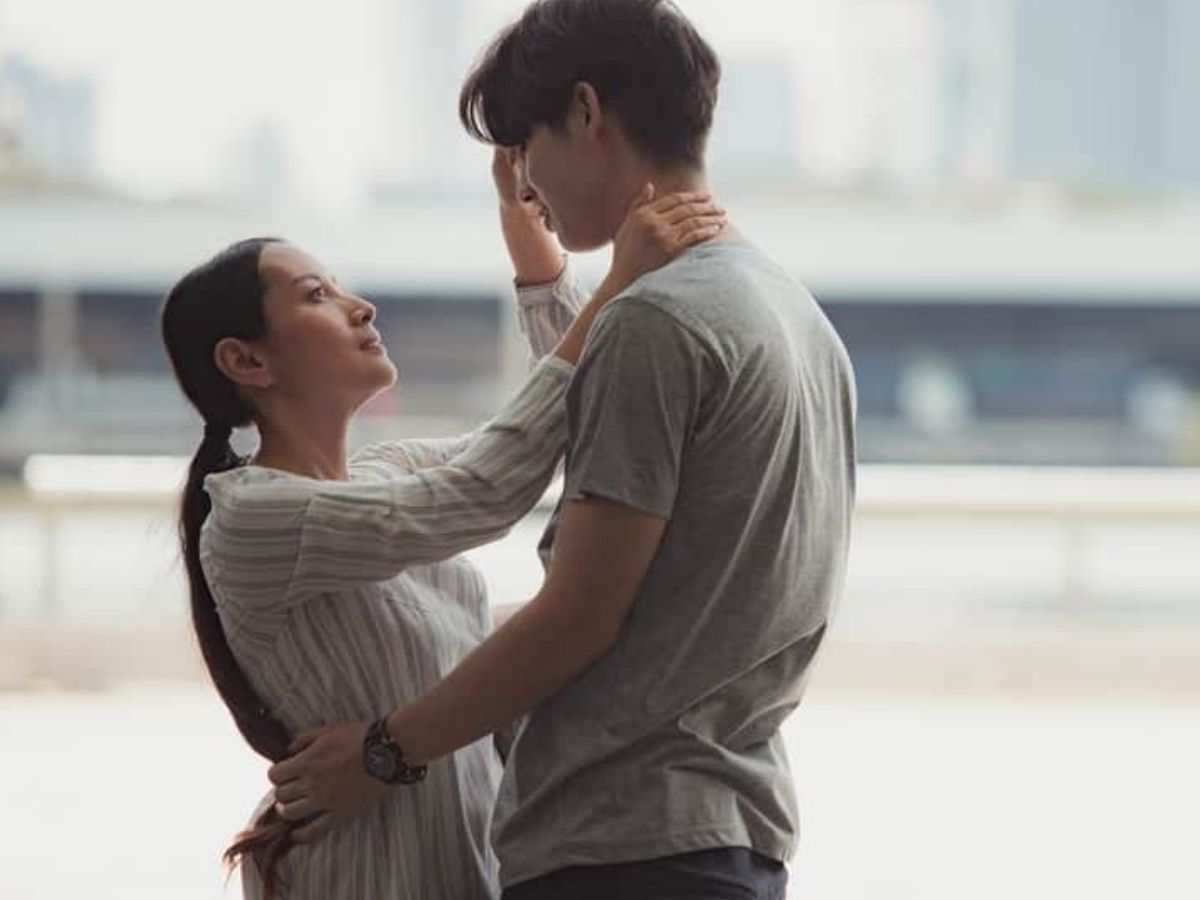 Signs A Women Is Falling For You: किसी लड़की के इन कुछ सिग्नल्स से जान सकते है की क्या वो आपको करती हैं पसंद - Photo Gallery