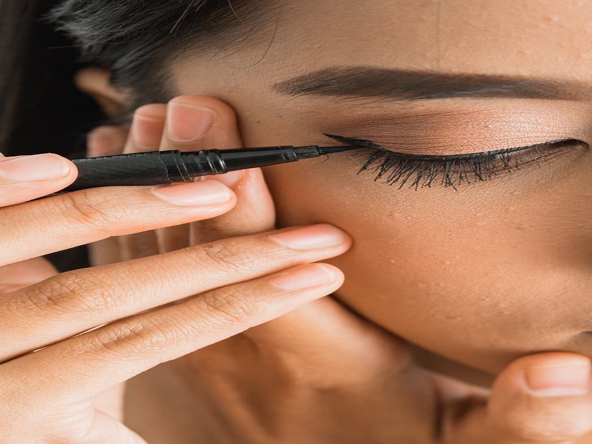 Eyeliner Design: हर मौके पर छा जाने वाले 12 यूनिक आईलाइनर डिजाइन आप भी जरूर ट्राय  करें - Photo Gallery