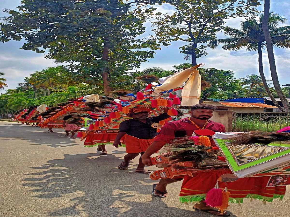 Kawad Yatra 2025: जानिए कितने प्रकार की होती है कावड़ यात्रा और क्या होते हैं  इसके नियम? - Photo Gallery