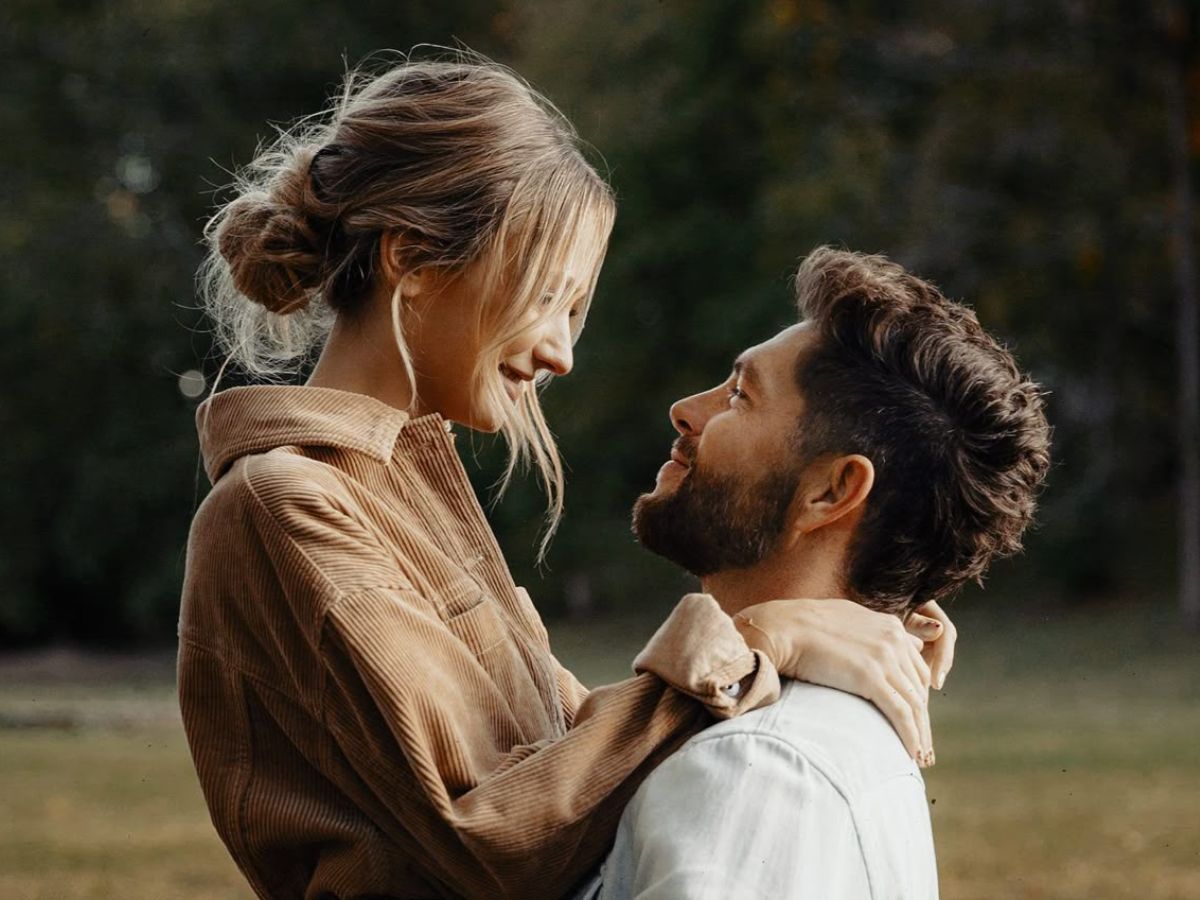 Keep loving Your Partner: इन कुछ तरीकों से अपनी शादीशुदा जीवन में बरकरार रखें रोमांस होगा रिश्ता मजबूत - Photo Gallery