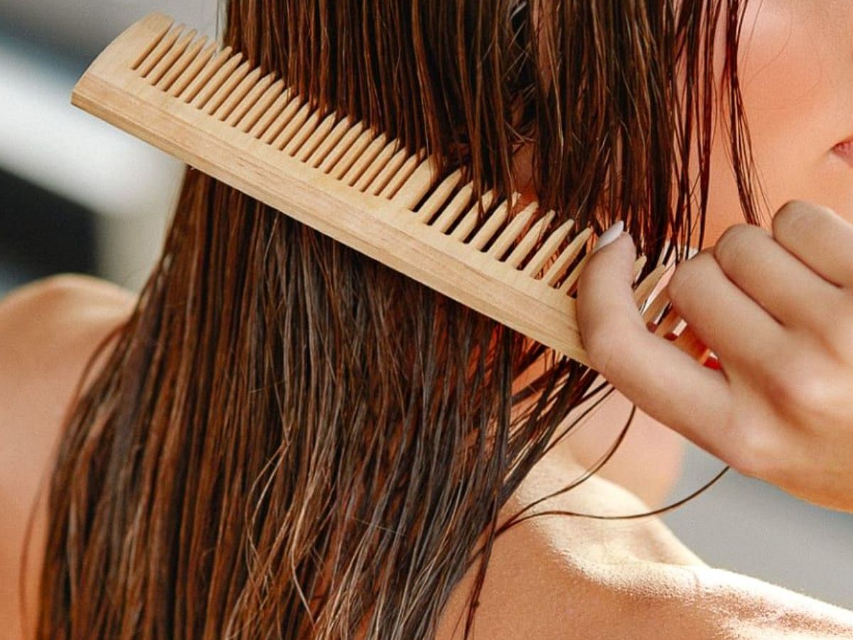 कहीं आप भी तो नहीं कर रहे बालों से रिलेटेड ये गलतियाँ? दे सकती है आपको काफी हद तक नुकसान - Photo Gallery