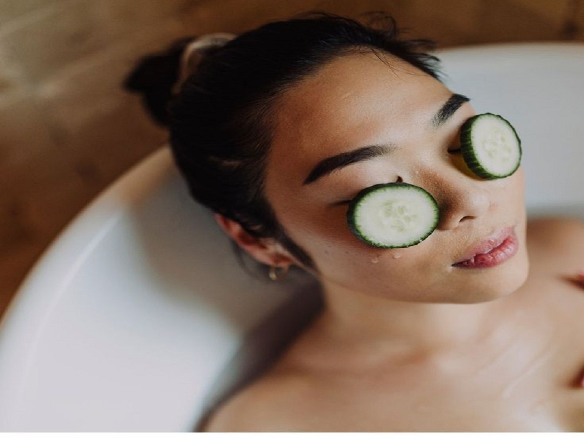 Benefits of  cucumber: खीरा आपकी त्वचा  को फ्रेश बनाए साथ ही इससे सुंदर और स्वस्थ अपनी आखें बनाए - Photo Gallery