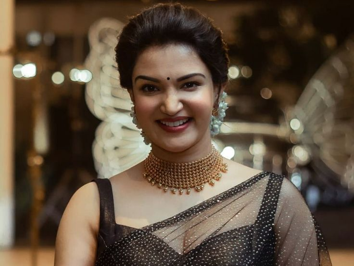 हनी रोज ने अपनी लेटेस्ट हॉट और सेक्सी साड़ी तस्वीरों से अपने फैंस को किया मंत्रमुग्ध - Photo Gallery