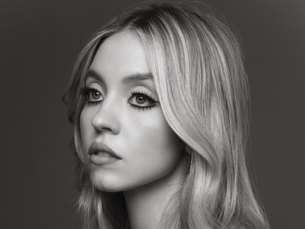 सिडनी स्वीनी का सेक्सी हॉट फोटोशूट, प्रशंसकों को अचंभित कर गया, धमाकेदार तस्वीरें - Photo Gallery