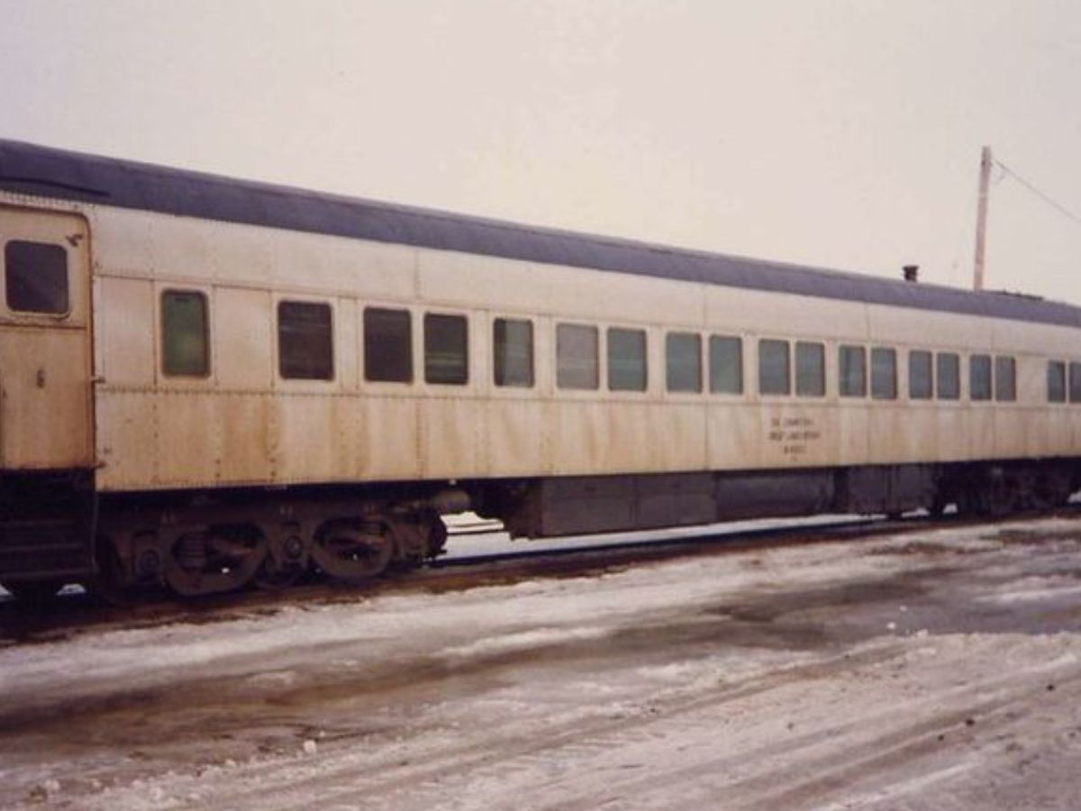 First Indian AC Train: जानें कब शुरू हुई एसी कोच वाली ट्रेन और ठंडा रखने के लिए करते थे ये काम - Photo Gallery