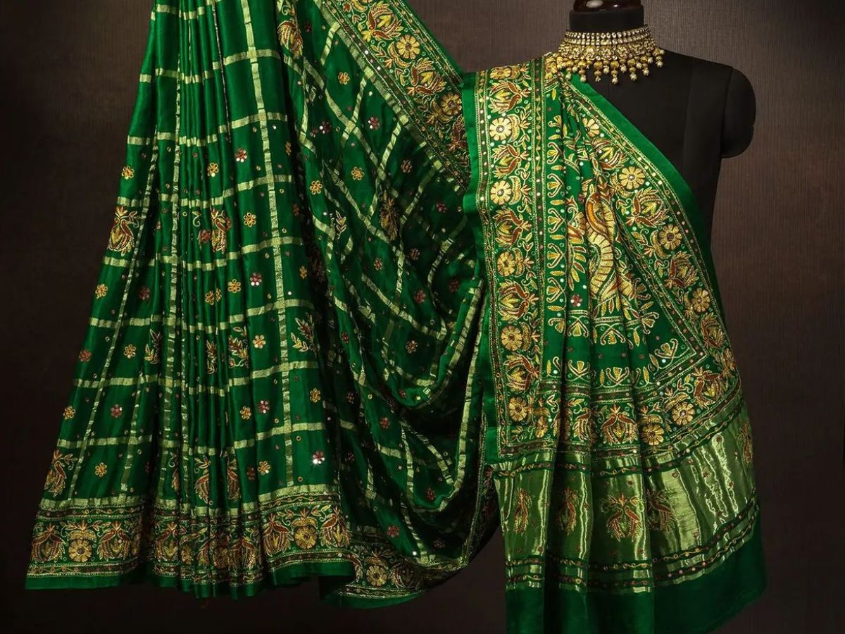 क्या है सावन में हरी चूड़ियां पहनने के पीछे की वजह? श्रृंगार का ही नहीं बल्कि आस्था का भी प्रतीक - Photo Gallery