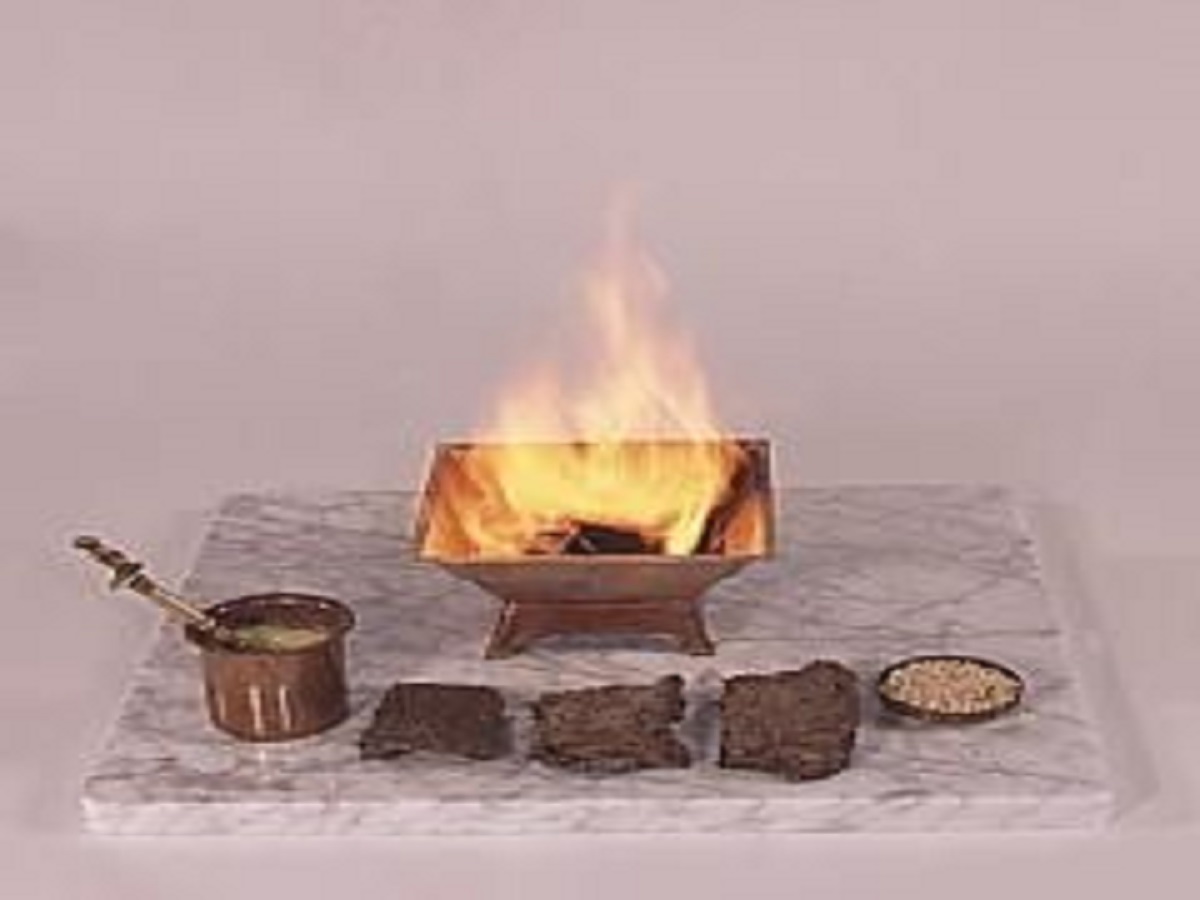 Vastu Tips: हवन कुंड की दिशा तय करती है आपके जीवन का सुख-दुख! जानिए कौन सी दिशा है शुभ और कौन सी अशुभ - Photo Gallery