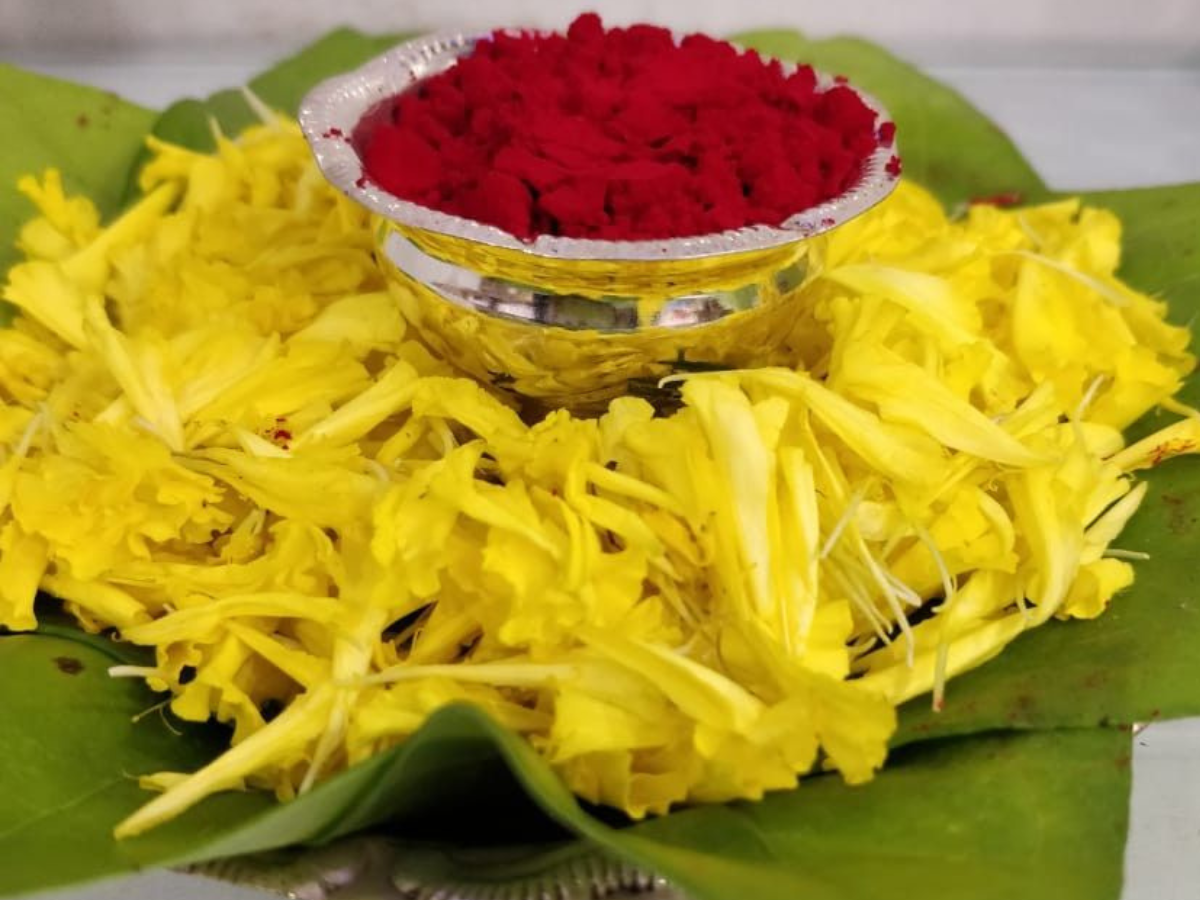 Logical Fact About Sindoor: आखिर क्यों लगती है शादीशुदा औरतें सिंदूर, आप भी से सुनके हो जाएंगे हैरान - Photo Gallery