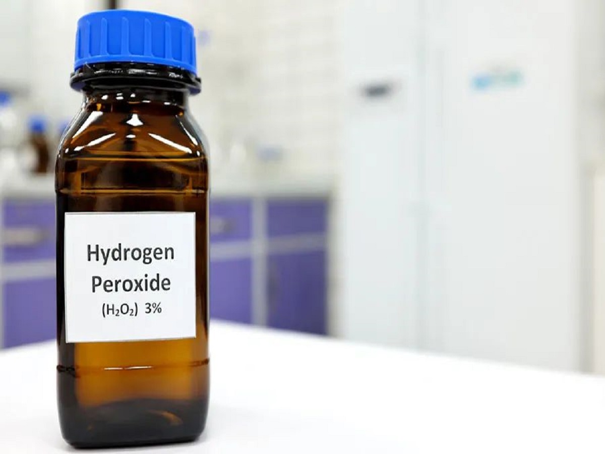 कानों की मैल हटाने के लिए तेल डालना कितना सुरक्षित? जानें एक्सपर्ट्स की राय और घरेलू नुस्खे - Photo Gallery