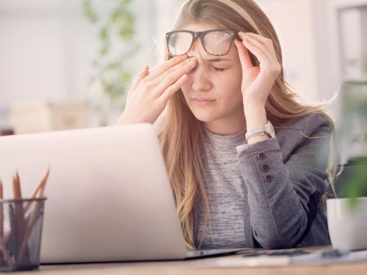 Signs That You Don’t Get Enough Sleep: समय से नींद पूरी नहीं हो पाने से आपको भी हो सकते हैं आंखों के नीचे काले घेरे - Photo Gallery