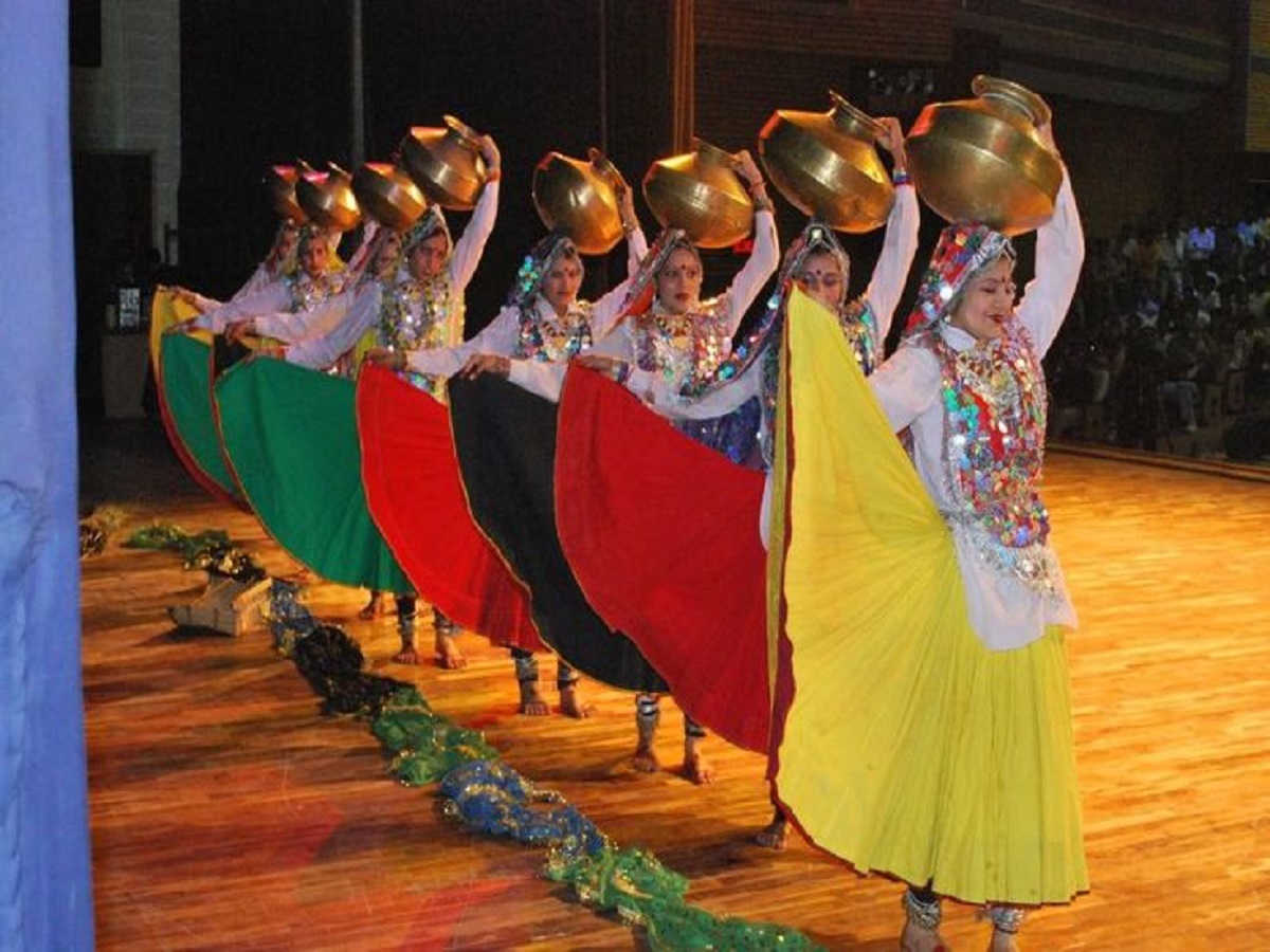 Famous Folk Dances Of India: गरबा से लेकर घूमर तक जानिए भारत के रंग-बिरंगे लोक नृत्य - Photo Gallery