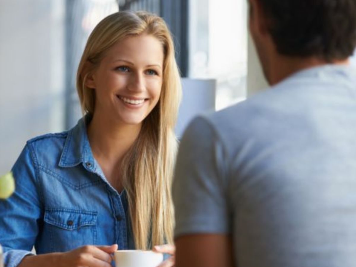 Signs A Women Is Falling For You: किसी लड़की के इन कुछ सिग्नल्स से जान सकते है की क्या वो आपको करती हैं पसंद - Photo Gallery