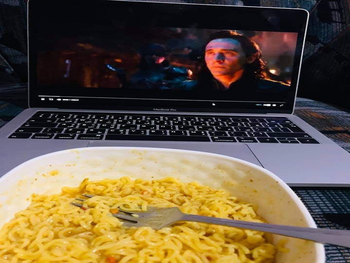 Vastu Tips: खाना खाते वक्त टीवी या मोबाइल देखना पड़ सकता है भारी, वास्तु शास्त्र में बताई गई हैं ये गंभीर गलतियां - Photo Gallery