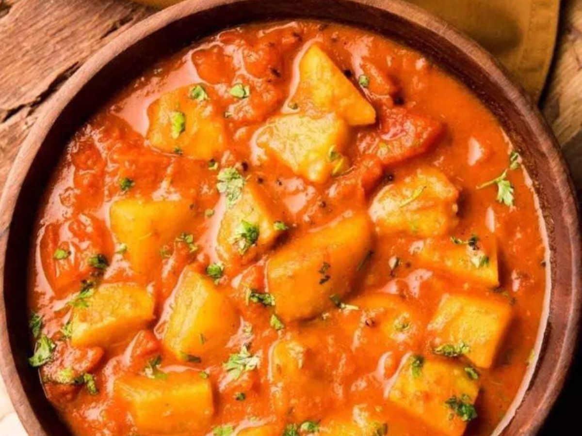 घर पर कुछ इस तरीके से बनाएं भंडारे वाली टेस्टी आलू की सब्जी - Photo Gallery