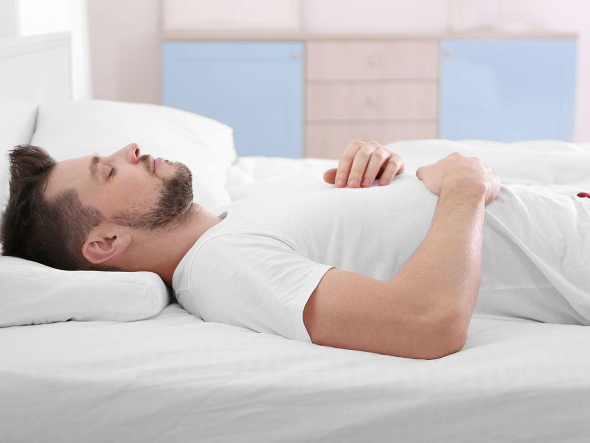 अगर आप भी चाहते है अपनी नींद की क्वालिटी सुधारना, तो अपना ले सोने की ये पोजीसन - Photo Gallery