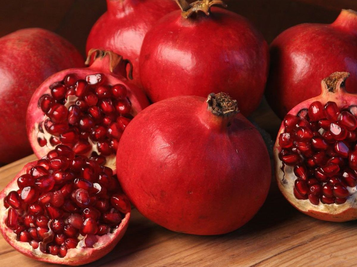 Fruits For Glowing Skin: पपीते से लेकर अनार तक आपकी स्किन को बना सकते हैं सुन्दर और चमकदार - Photo Gallery