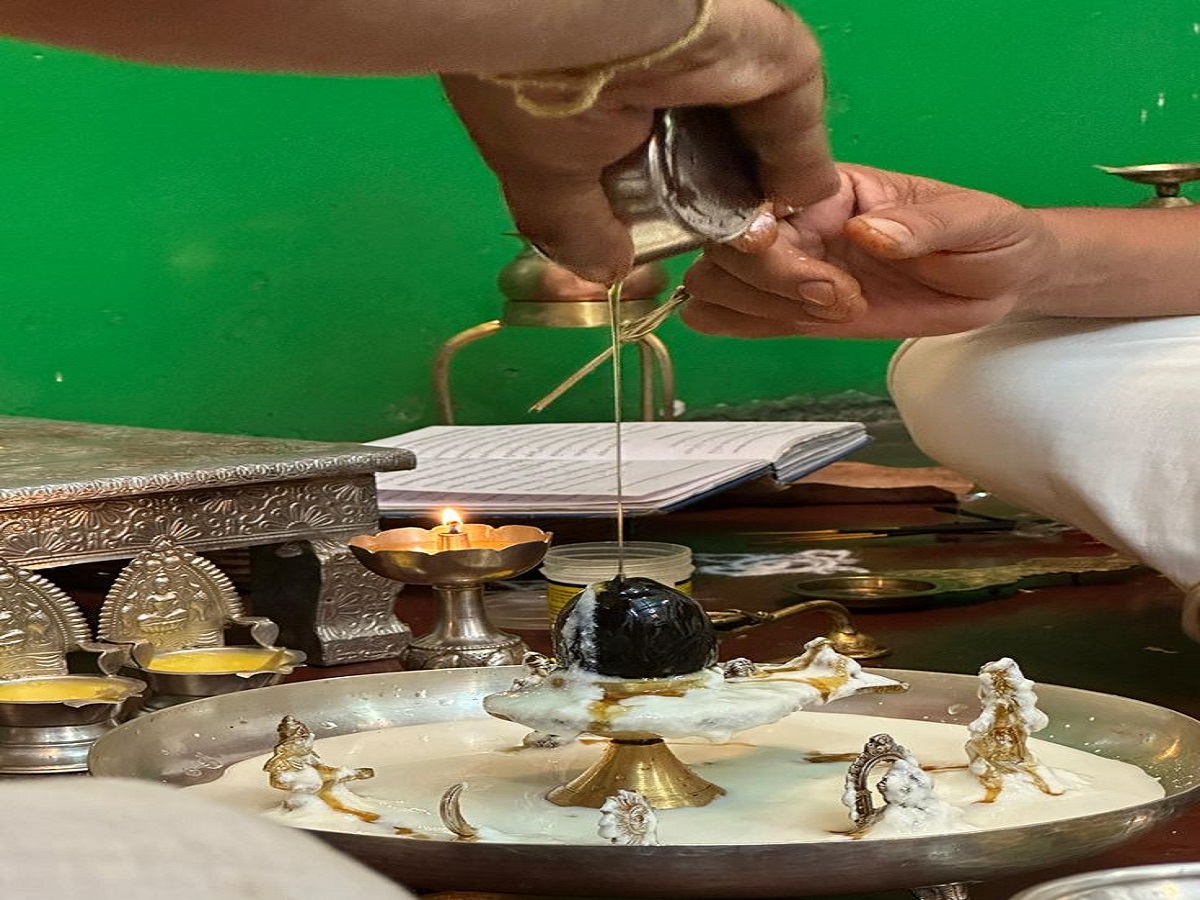 रुद्राभिषेक कैसे करें? सावन में भगवान शिव की कृपा पाने के लिए जानिए सही पूजा विधि और मंत्रों का महत्व - Photo Gallery