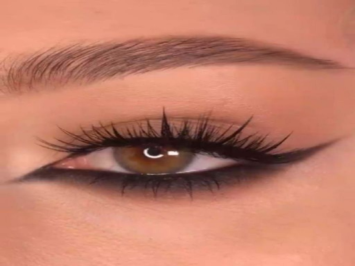 Eyeliner Design: हर मौके पर छा जाने वाले 12 यूनिक आईलाइनर डिजाइन आप भी जरूर ट्राय  करें - Photo Gallery