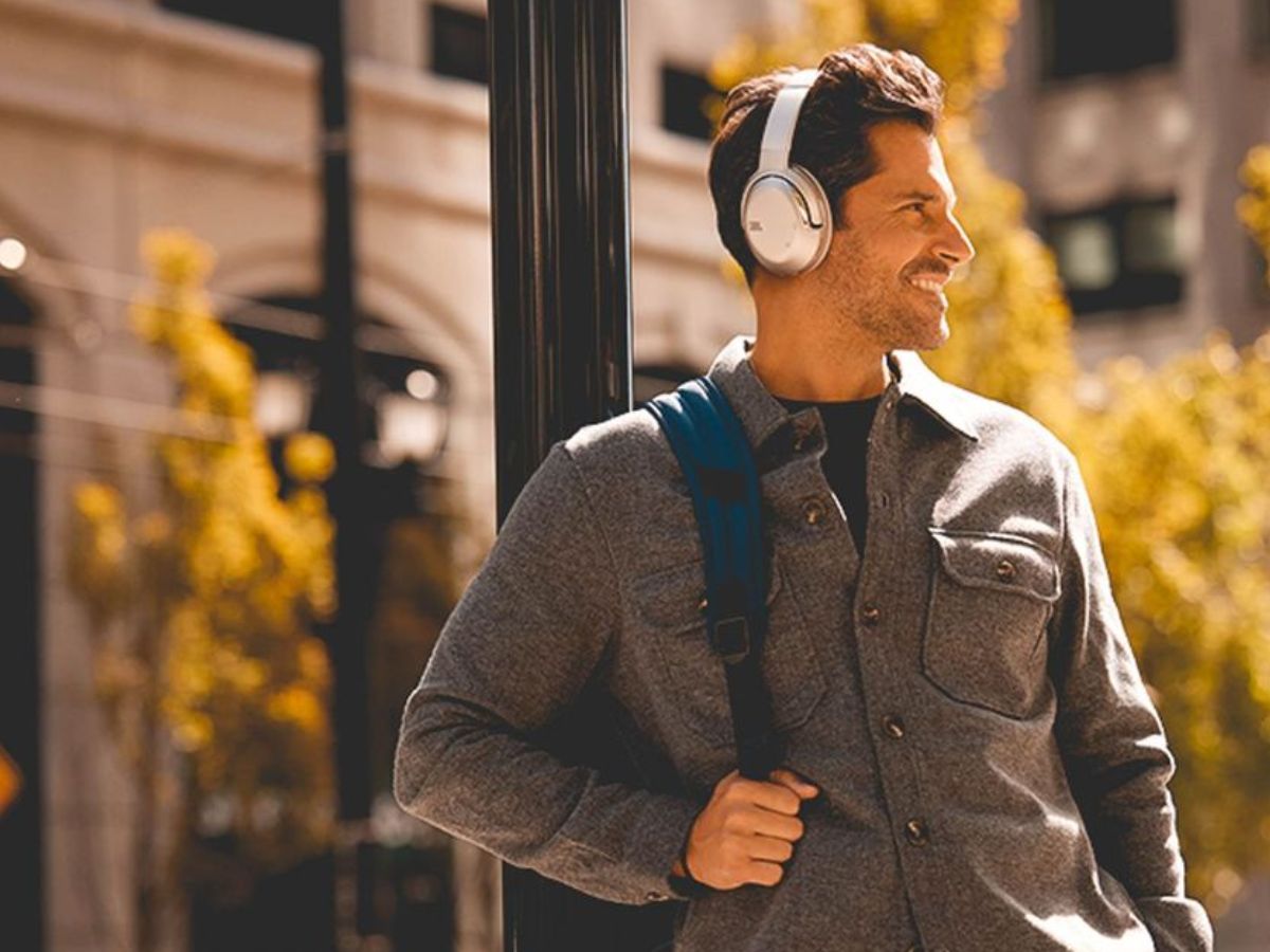 Disadvantages Of Headphones: कई घंटों तक ईयरफोन लगाने से खराब हो सकते हैं आपके भी  कान - Photo Gallery