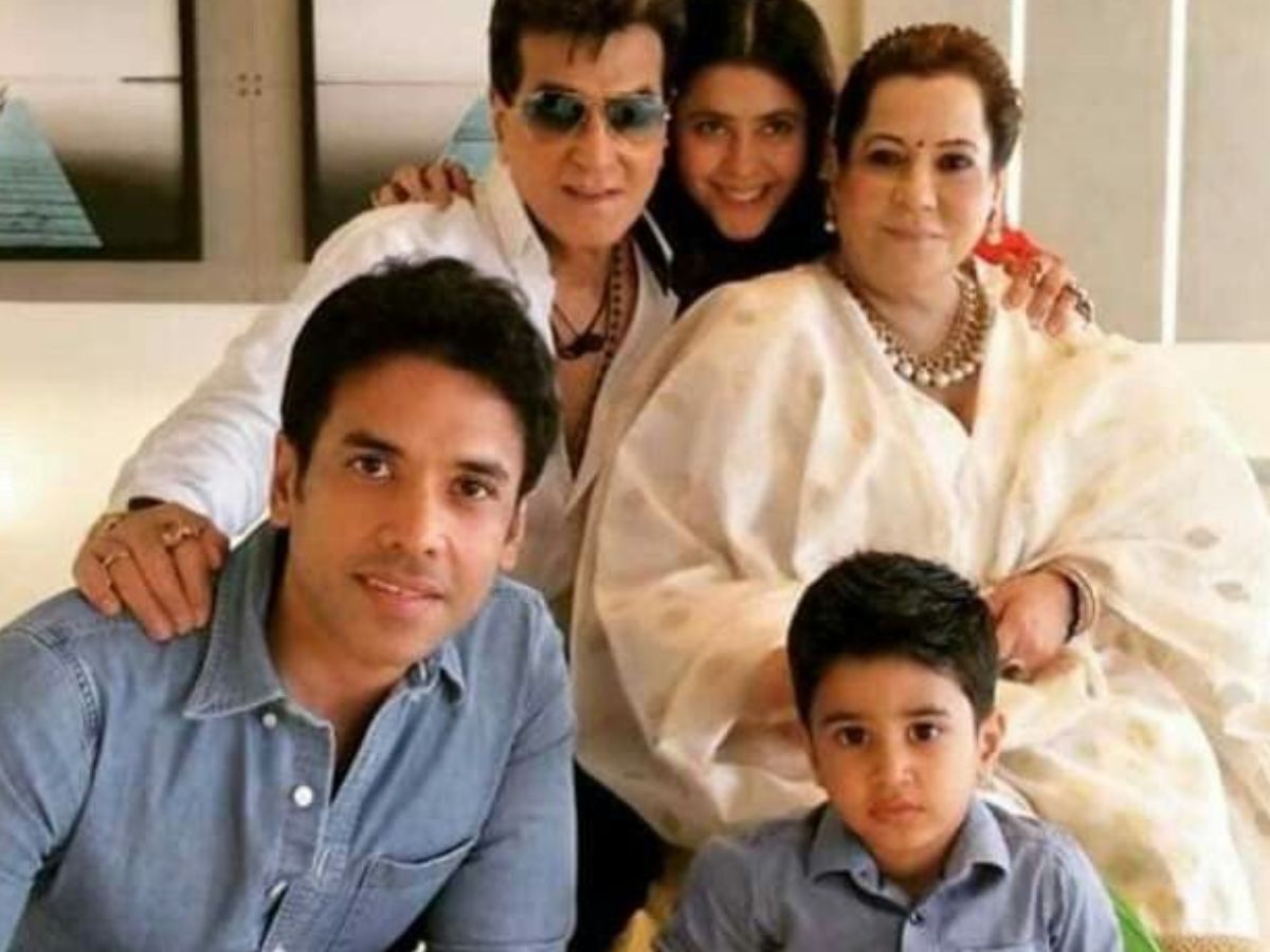 Iconic Mother-Son Duos: बॉलीवुड की इन फेमस मां- बेटे की जोड़ी को फैंस से मिलता है बेहद ज्यादा प्यार - Photo Gallery