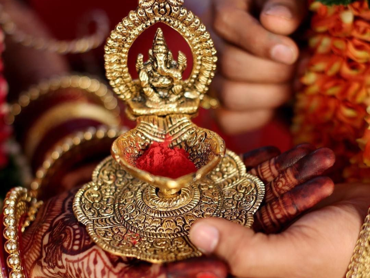 Logical Fact About Sindoor: आखिर क्यों लगती है शादीशुदा औरतें सिंदूर, आप भी से सुनके हो जाएंगे हैरान - Photo Gallery