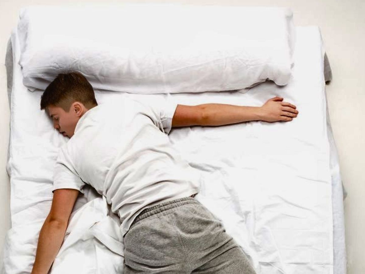 अगर आप भी चाहते है अपनी नींद की क्वालिटी सुधारना, तो अपना ले सोने की ये पोजीसन - Photo Gallery