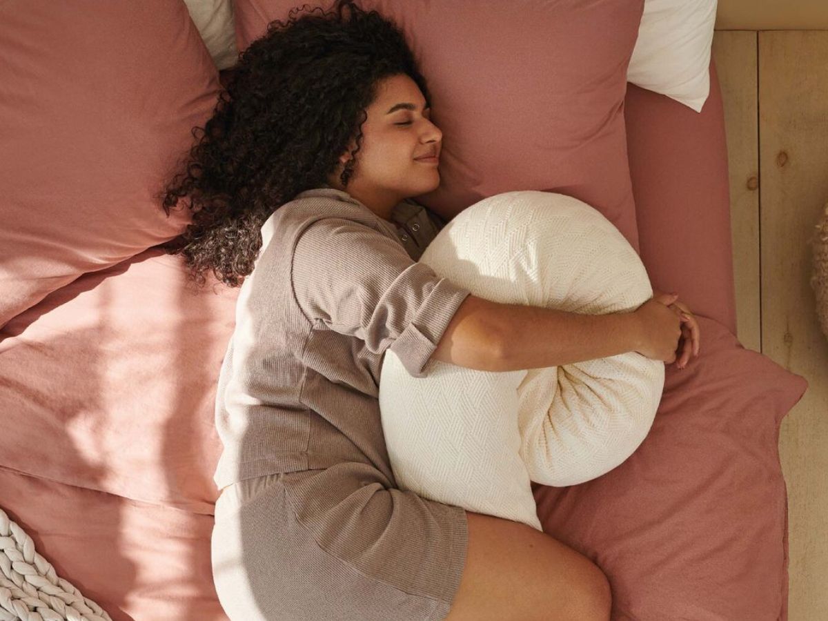 अगर आप भी चाहते है अपनी नींद की क्वालिटी सुधारना, तो अपना ले सोने की ये पोजीसन - Photo Gallery