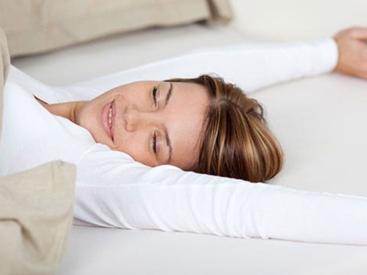 अगर आप भी चाहते है अपनी नींद की क्वालिटी सुधारना, तो अपना ले सोने की ये पोजीसन - Photo Gallery