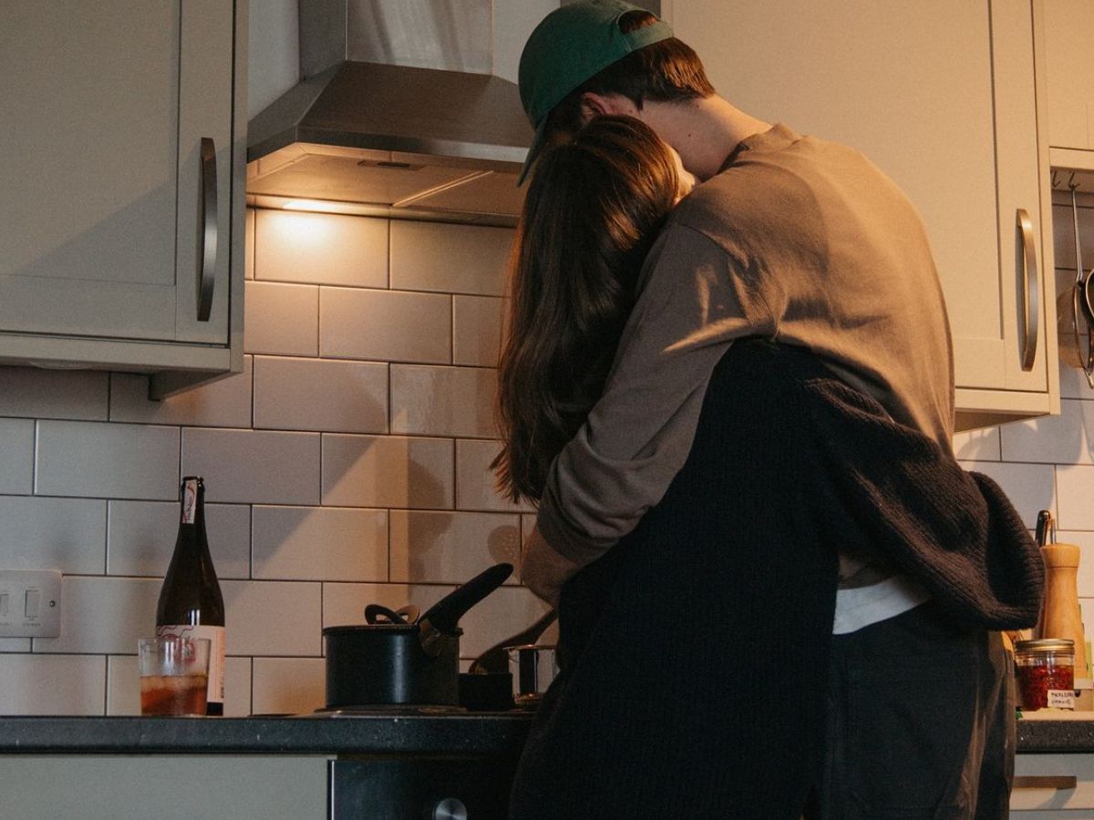 Signs A Women Is Falling For You: किसी लड़की के इन कुछ सिग्नल्स से जान सकते है की क्या वो आपको करती हैं पसंद - Photo Gallery