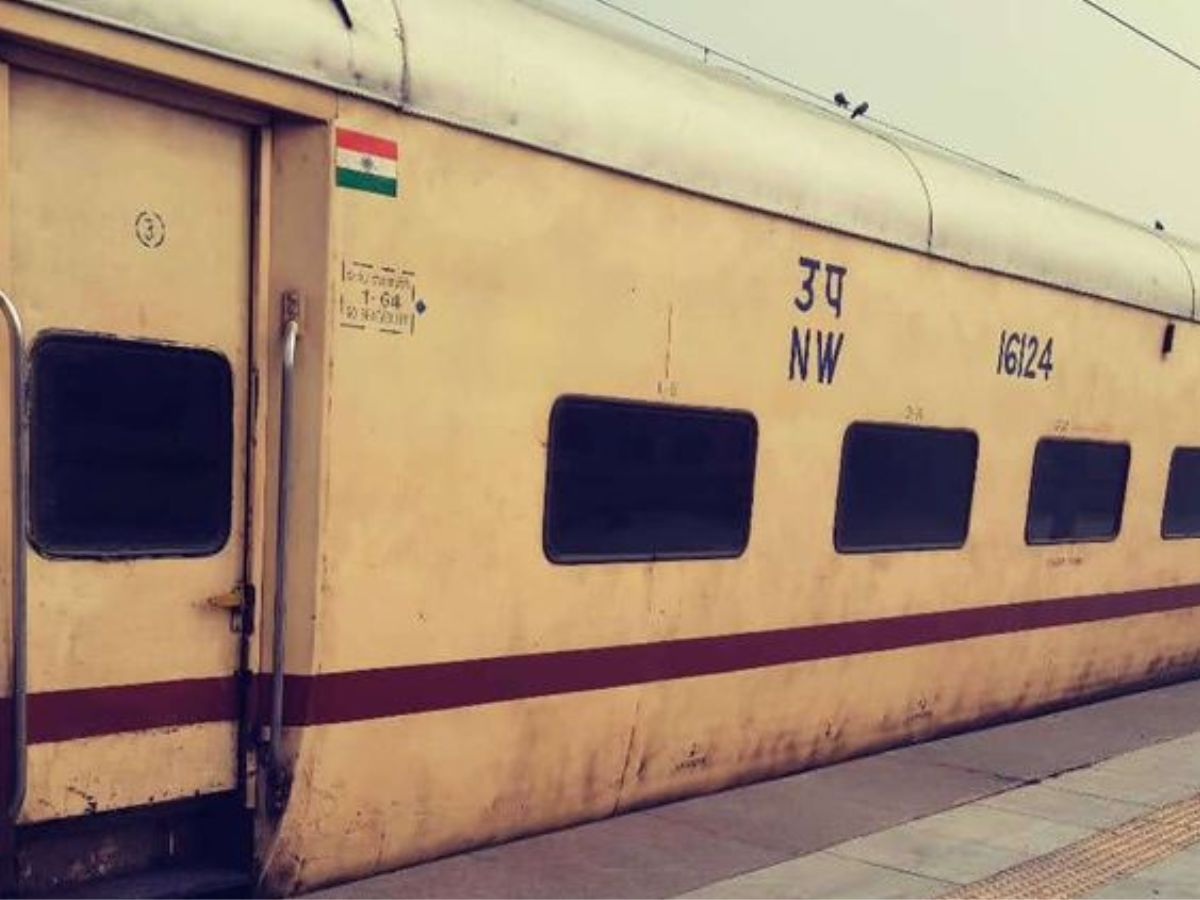 First Indian AC Train: जानें कब शुरू हुई एसी कोच वाली ट्रेन और ठंडा रखने के लिए करते थे ये काम - Photo Gallery
