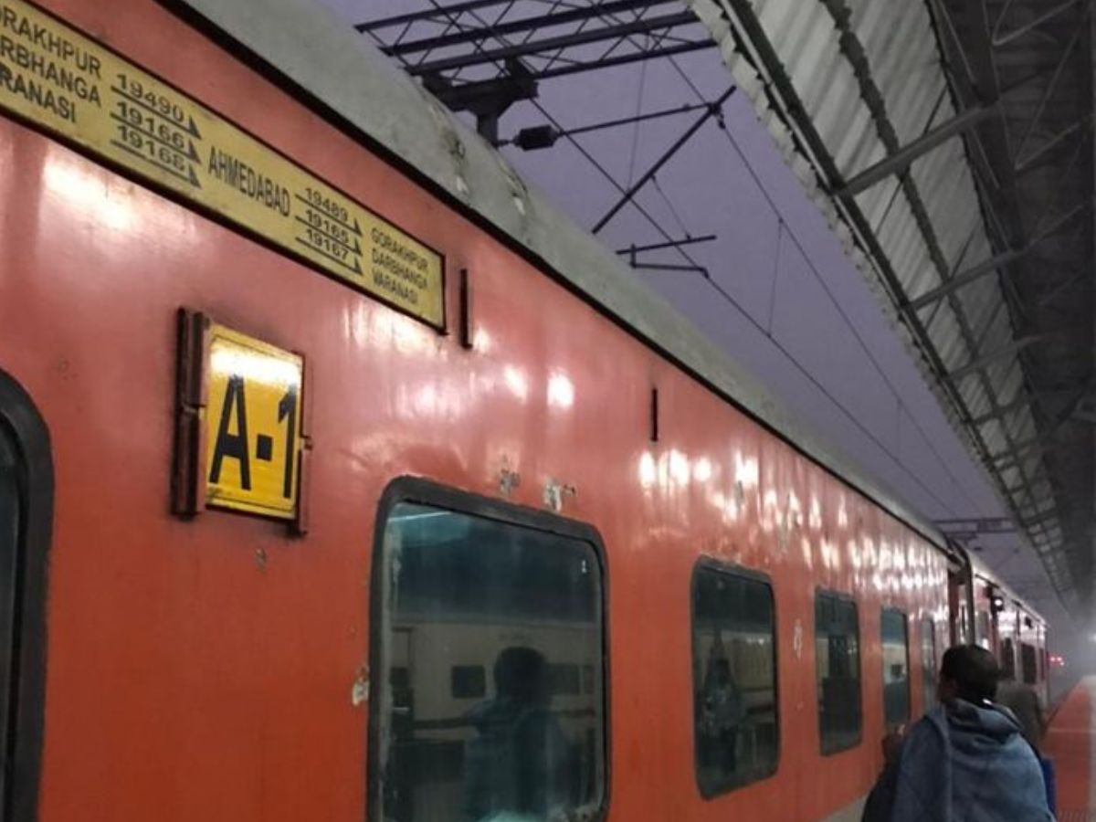 First Indian AC Train: जानें कब शुरू हुई एसी कोच वाली ट्रेन और ठंडा रखने के लिए करते थे ये काम - Photo Gallery