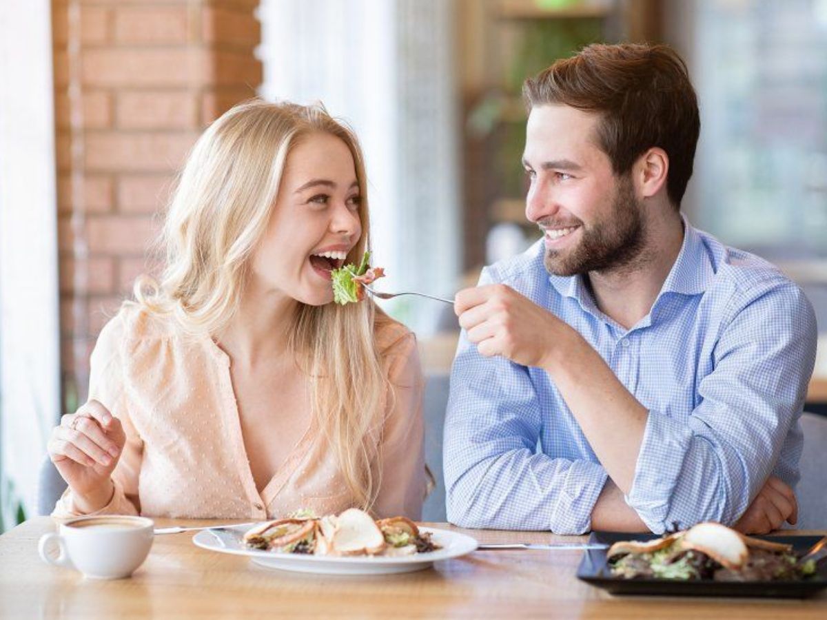 Signs A Women Is Falling For You: किसी लड़की के इन कुछ सिग्नल्स से जान सकते है की क्या वो आपको करती हैं पसंद - Photo Gallery