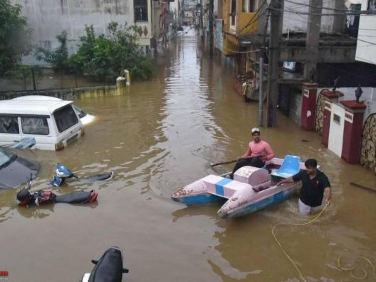 Monsoon सीजन आया और अपने साथ परेशानिया लाया, लगातार हो रही बारिश की वजहा से हुई परिजनों को तकलीफ़ - Photo Gallery