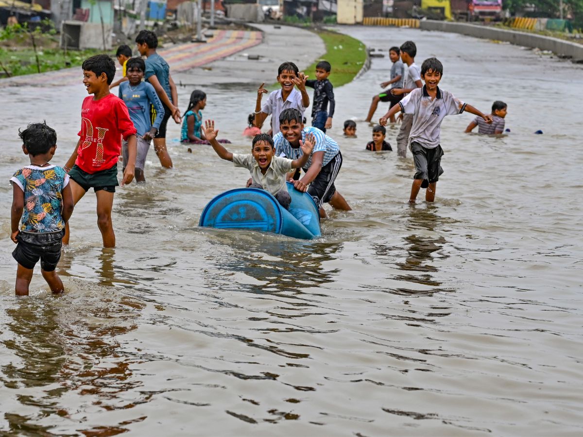 Monsoon सीजन आया और अपने साथ परेशानिया लाया, लगातार हो रही बारिश की वजहा से हुई परिजनों को तकलीफ़ - Photo Gallery