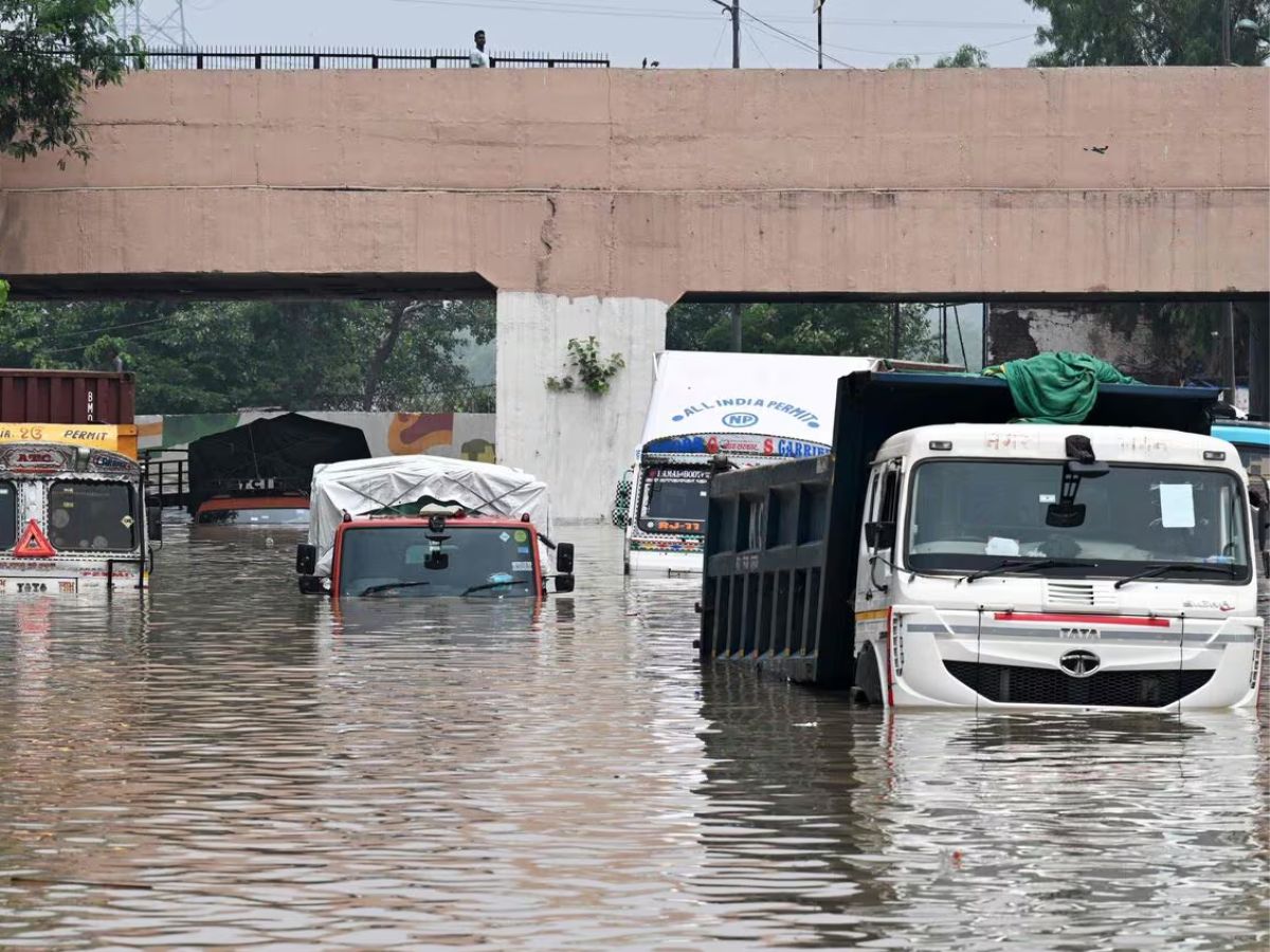 Monsoon सीजन आया और अपने साथ परेशानिया लाया, लगातार हो रही बारिश की वजहा से हुई परिजनों को तकलीफ़ - Photo Gallery