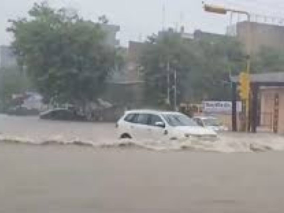 Monsoon सीजन आया और अपने साथ परेशानिया लाया, लगातार हो रही बारिश की वजहा से हुई परिजनों को तकलीफ़ - Photo Gallery