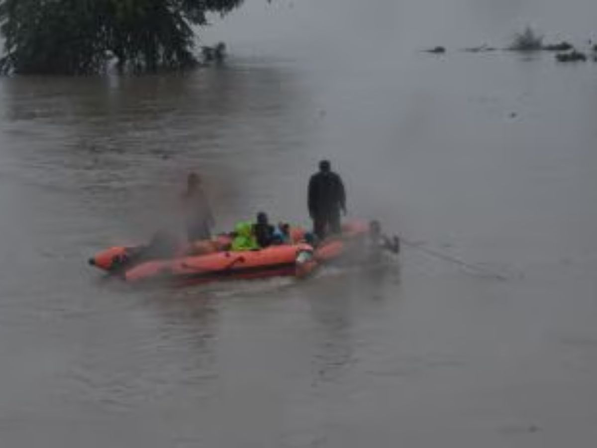 Monsoon सीजन आया और अपने साथ परेशानिया लाया, लगातार हो रही बारिश की वजहा से हुई परिजनों को तकलीफ़ - Photo Gallery