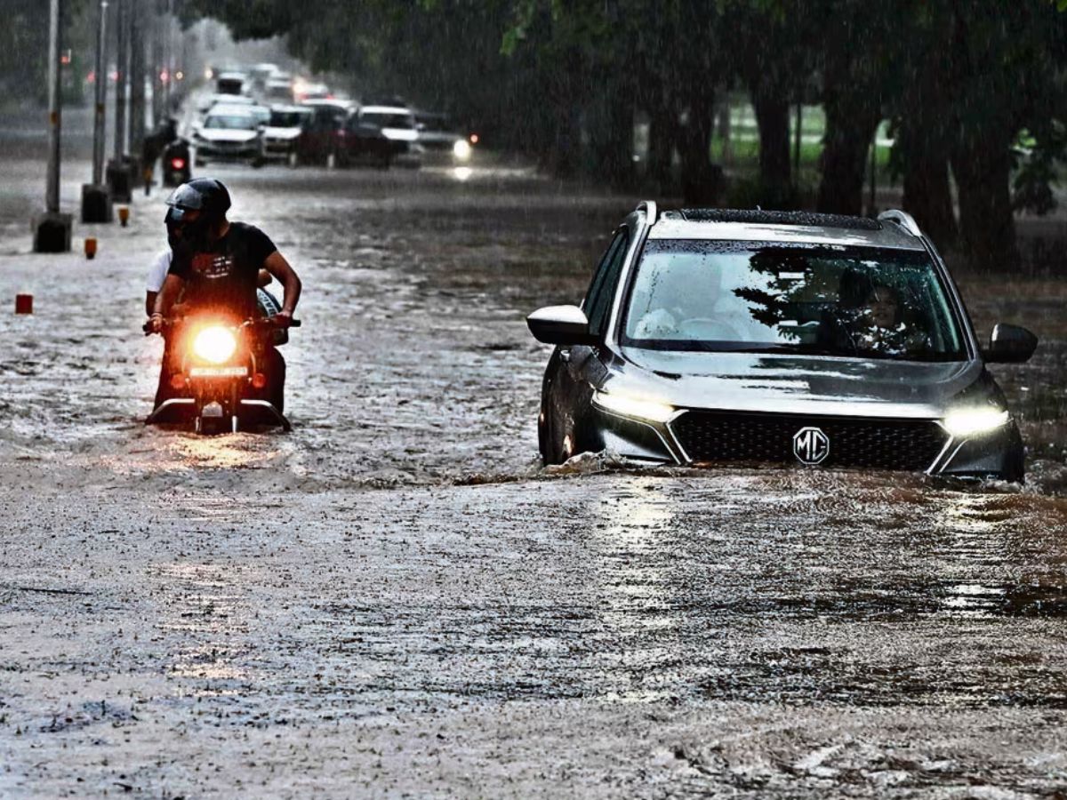 Monsoon सीजन आया और अपने साथ परेशानिया लाया, लगातार हो रही बारिश की वजहा से हुई परिजनों को तकलीफ़ - Photo Gallery