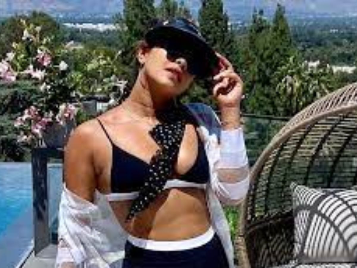 Bollywood क्वीन के कुछ sizziling बिकिनी मोमेंट्स - Photo Gallery