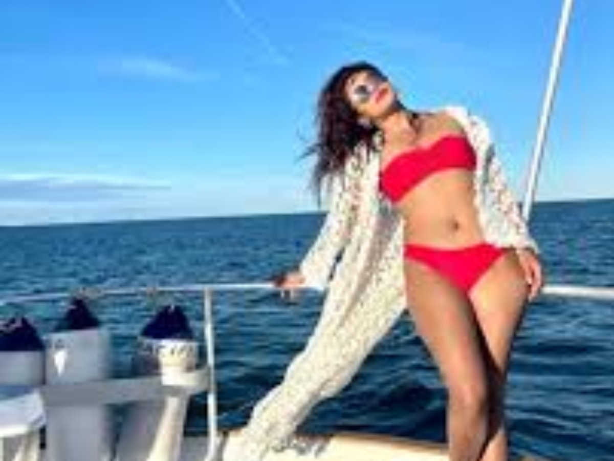 Bollywood क्वीन के कुछ sizziling बिकिनी मोमेंट्स - Photo Gallery