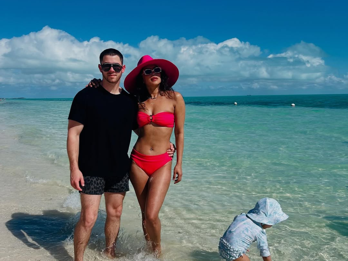 Bollywood क्वीन के कुछ sizziling बिकिनी मोमेंट्स - Photo Gallery