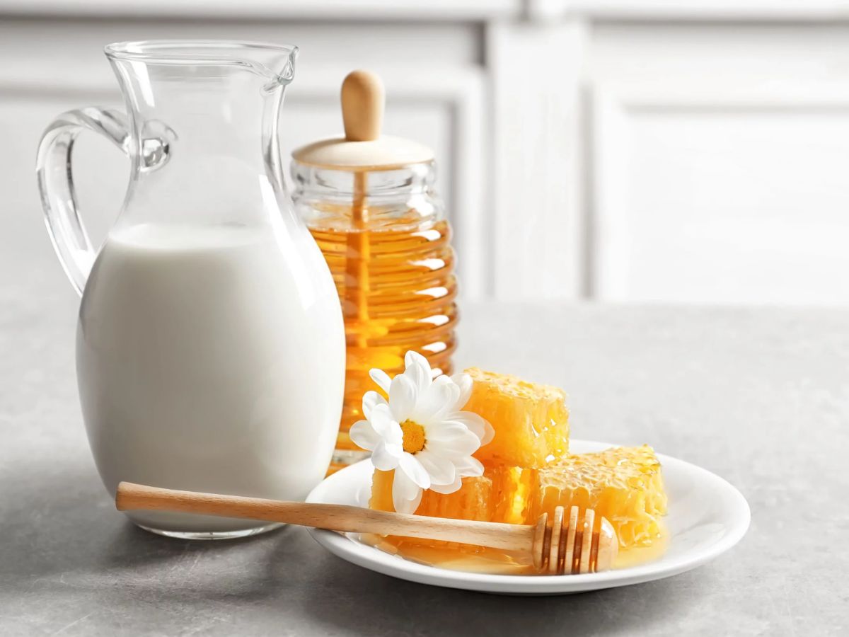 Monsoon 2025: ट्राय करे ये hair mask जो रखें आपको बालों को फ्रिज फ्री। - Photo Gallery