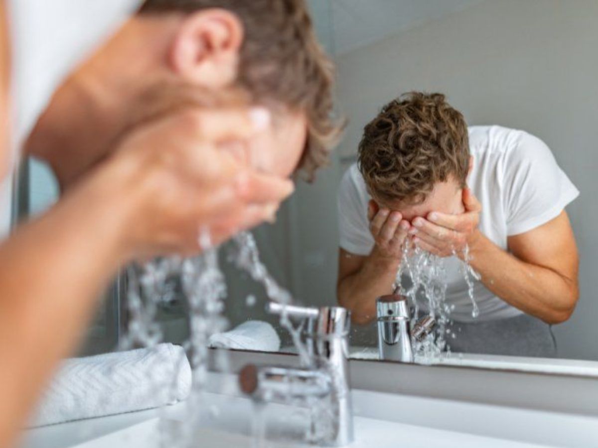 चेहरे की रफनेस को कहें अलविदा,आपके लुक को बदल देंगे येें खास स्किनकेयर टिप्स - Photo Gallery