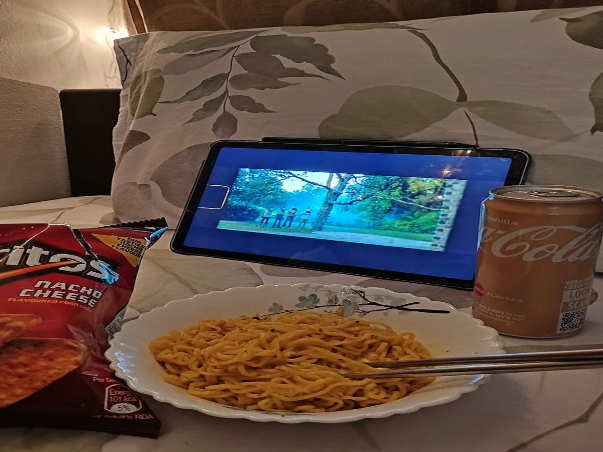 Vastu Tips: खाना खाते वक्त टीवी या मोबाइल देखना पड़ सकता है भारी, वास्तु शास्त्र में बताई गई हैं ये गंभीर गलतियां - Photo Gallery