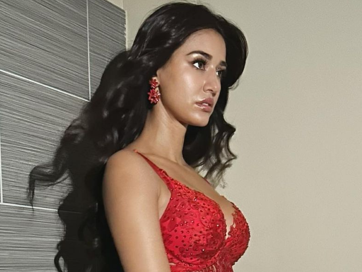 दिशा पटानी की हॉट और बोल्ड तस्वीरें: इन सेक्सी पिक्चर्स में दिखा गॉर्जियस लुक, एक बार जरूर देखें - Photo Gallery