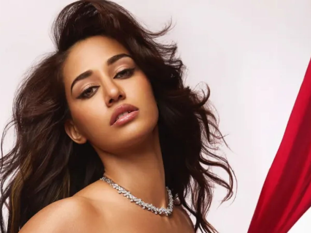 दिशा पटानी की हॉट और बोल्ड तस्वीरें: इन सेक्सी पिक्चर्स में दिखा गॉर्जियस लुक, एक बार जरूर देखें - Photo Gallery