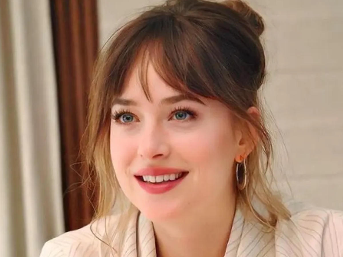 डकोटा जॉनसन की हॉट और ग्लैमरस तस्वीरें: इन सेक्सी लुक्स में दिखा उनकी दिलकश अदा, देखें उनका बोल्ड अवतार - Photo Gallery