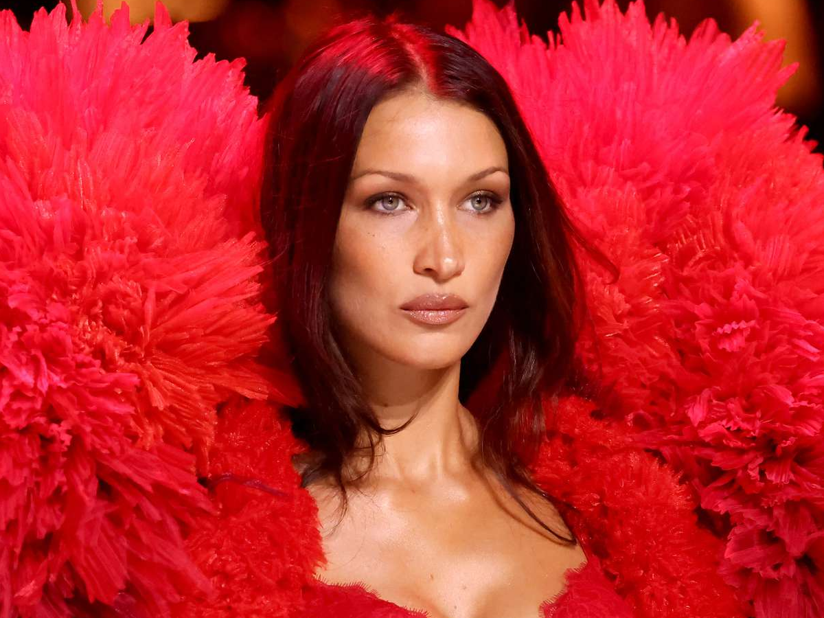 बेला हदीद की बोल्ड और हॉट तस्वीरें: इन सेक्सी लुक्स में दिखीं इंटरनेशनल ब्यूटी, खुद देखिए ग्लैमर का जलवा - Photo Gallery